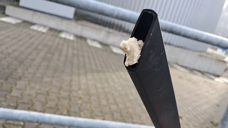 Nahaufnahme der Düse des Akku-Handstaubsaugers Einhell TE-HV 18 Li - Solo, die von einem Brotkrumen verstopft ist.