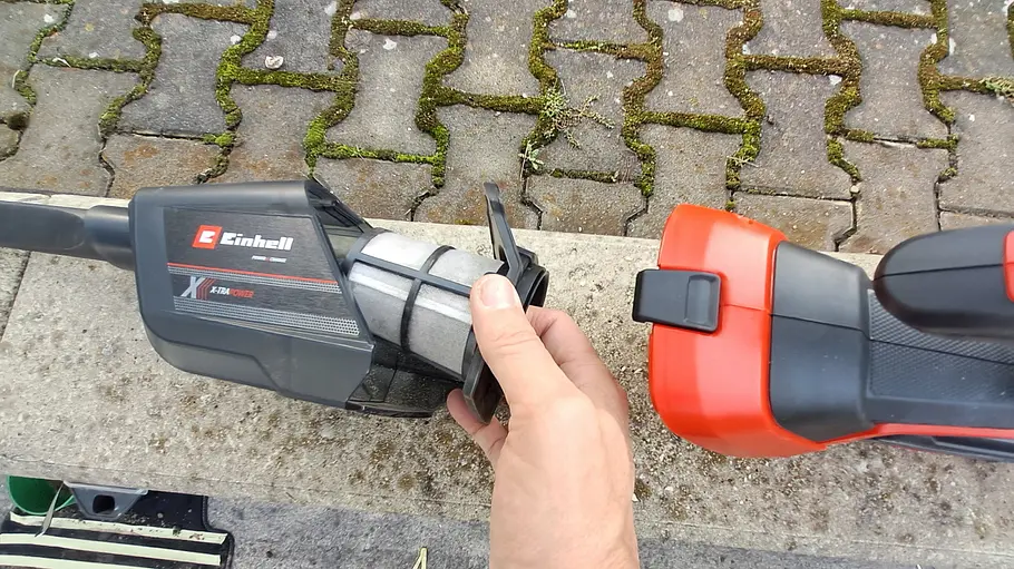 Der HEPA-Filter des Akku-Handstaubsauger Einhell TE-HV 18/06 Li - Solo in der Hand eines Testers.