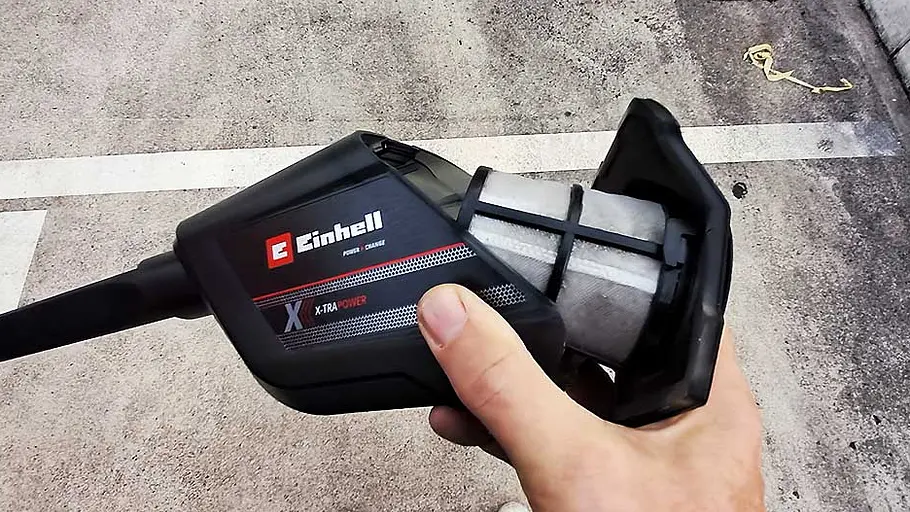 Der vordere Teil des aufgeklappten Akku-Handstaubsaugers Einhell TE-HV 18/06 Li - Solo in der Hand eines Testers.