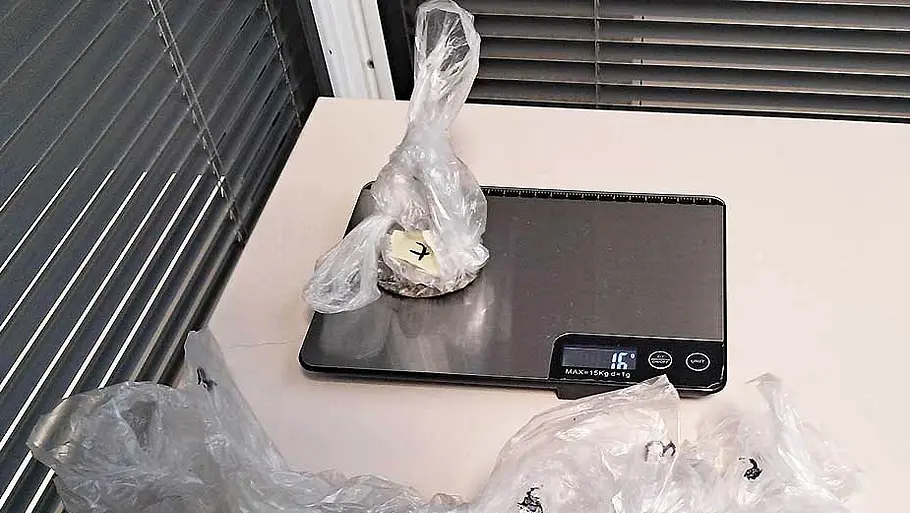 Eine Plastiktüte mit Saugertrag liegt auf einer Waage auf dem Labortisch.
