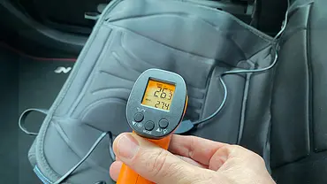 Das Bild zeigt eine Temperaturmessung mit Infrarotthermometer an der Systafex-Sitzheizung. - Foto: AUTO ZEITUNG