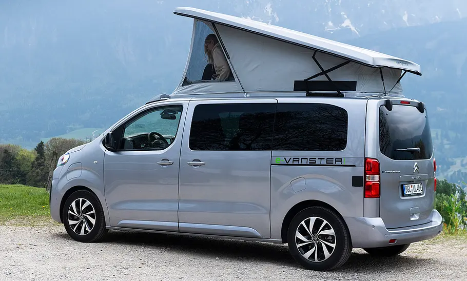 Pössl e-Vanster statisch von schräg hinten.
