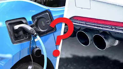 Die linke Seite des Bildes zeigt einen eingesteckten Ladestecker bei E-Auto oder Plug-in-Hybrid, die rechte Seite den Auspuff eines Verbrennerautos. Über beiden Fotos schwebt ein rotes Fragezeichen. - Foto: Imago, Montage: AUTO ZEITUNG