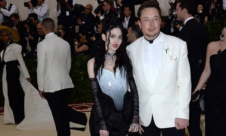 Elon Musk und seine damalige Partnerin Grimes bei einer Veranstaltung.
