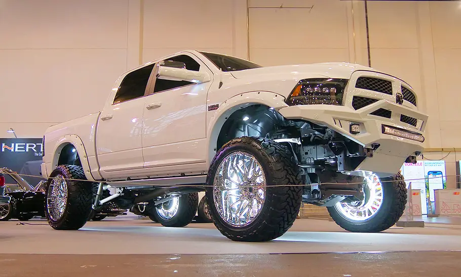 Der Dodge Ram 1500 Crew Cab auf der Essen Motor Show 2024 von schräg vorne fotografiert.