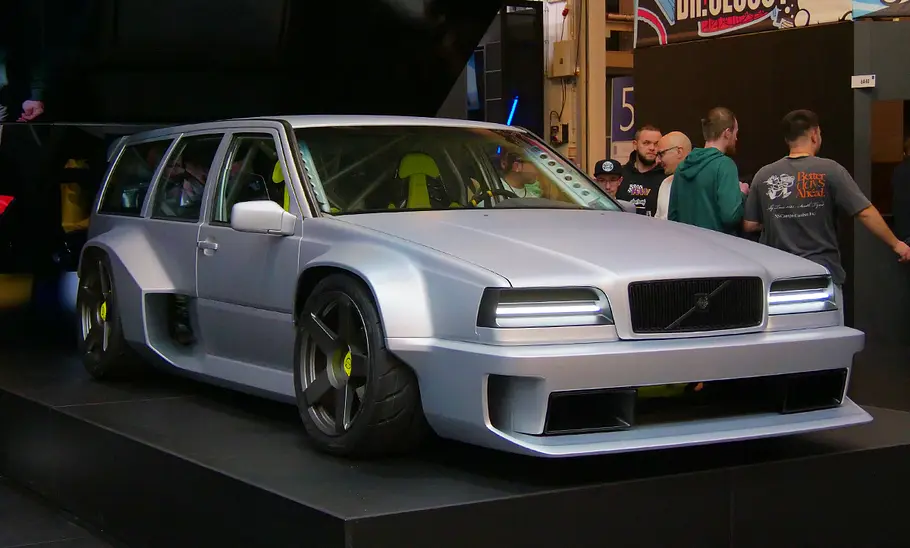 Der Volvo 850 von JP Performance von schräg vorne fotografiert.