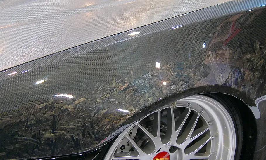 Detailbild vom Carbonkotflügel am Nissan Skyline R34 GT-R aus geflochtenem und Forged Carbon auf der Essen Motor Show 2024.