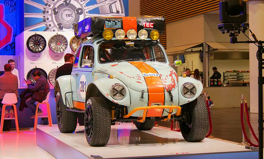 Baja-Umbau auf VW Käfer-Basis auf der Essen Motor Show 2024 von schräg vorne fotografiert.