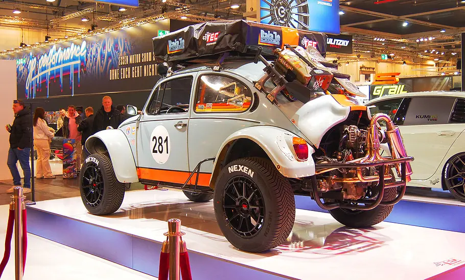 Baja-Umbau auf VW Käfer-Basis auf der Essen Motor Show 2024 von schräg hinten fotografiert.