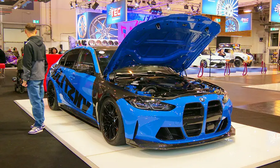 BMW M3 G80 mit 1200 PS auf der Essen Motor Show 2024 von schräg vorne fotografiert.