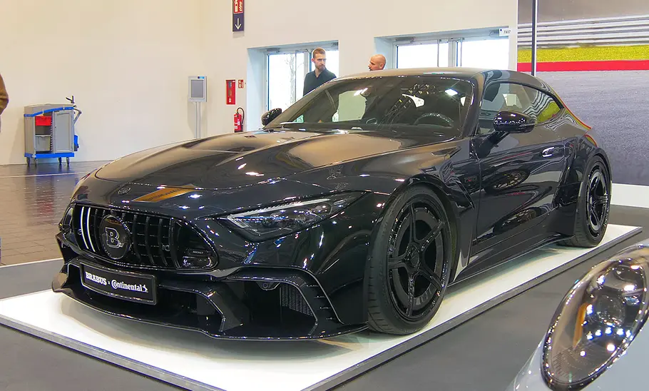 Der Brabus Rocket GTS auf der Essen Motor Show 2024 von schräg vorne fotografiert.