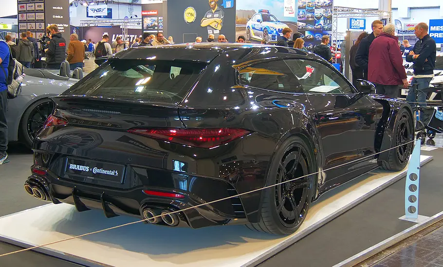 Der Brabus Rocket GTS auf der Essen Motor Show 2024 von schräg hinten fotografiert.