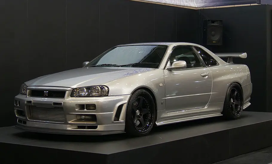 JP Performance auf der Essen Motor Show 2025 Ein Nissan Skyline GT-R stehend in der Seitenansicht vor schwarzem Hintergrund.