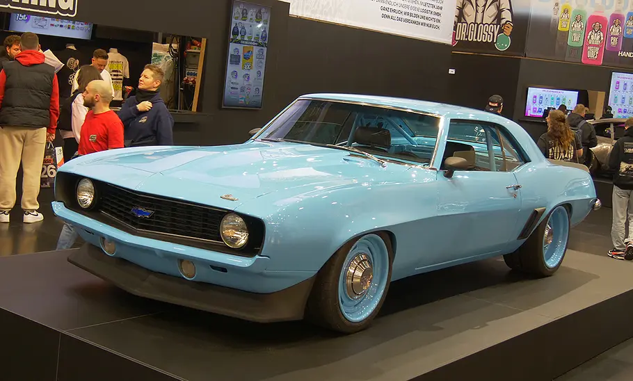 JP Performance auf der Essen Motor Show 2025 Ein Chevrolet auf dem Messestand, von schräg vorne fotografiert.
