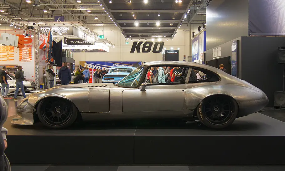JP Performance auf der Essen Motor Show 2025 Ein grauer Jaguar stehend in der Seitenansicht auf einem Podest.