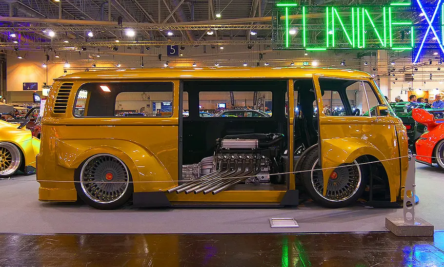 VW T2 Blick von der Seite auf den VW T2.