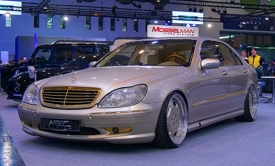 Mercedes S-Klasse Blick von schräg vorne auf den Mercedes S-Klasse.