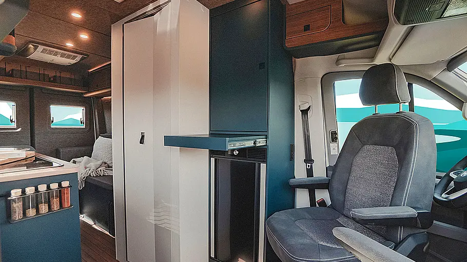 Der Wohnraum des Eriba Car 602 mit Blick in Richtung Heck.