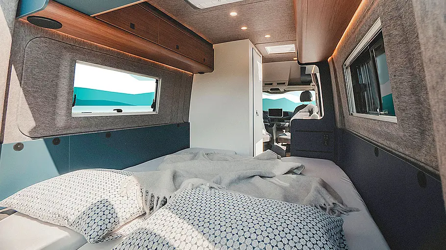 Eriba Car (2024); Innenraum, Ansicht Heckbereich Eriba Car 602 als Bett