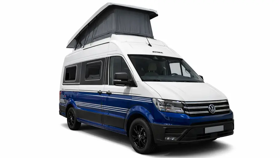 Der Eriba Car mit Aufstelldach statisch von schräg vorne rechts vor weißem Hintergrund.