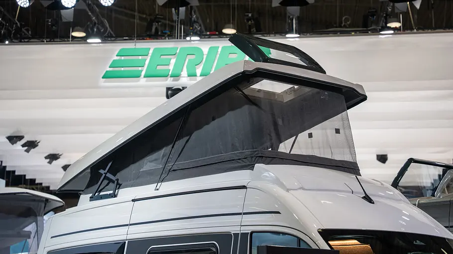Das geöffnete Schlafdach des Eriba Car, zu sehen am Stand von Eriba auf der CMT 2026.