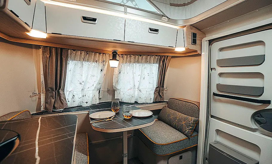 Eriba Touring 310 (2025) Das Bild zeigt die Sitzgruppe im Bug des Eriba Touring 310 (2025).