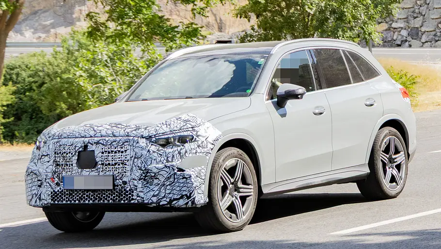 Erlkönig Mercedes GLC Facelift Erlkönig des Mercedes GLC Facelift, fahrend fotografiert von schräg vorne.