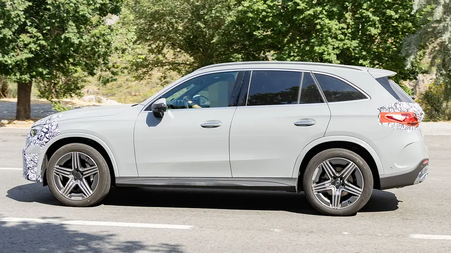 Erlkönig Mercedes GLC Facelift Erlkönig Mercedes GLC Facelift, fotografiert von der Seite.