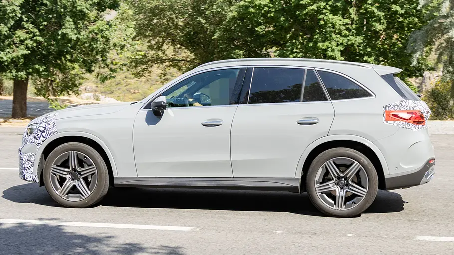 Erlkönig Mercedes GLC Facelift Erlkönig des Mercedes GLC Facelift, fotografiert von der Seite.