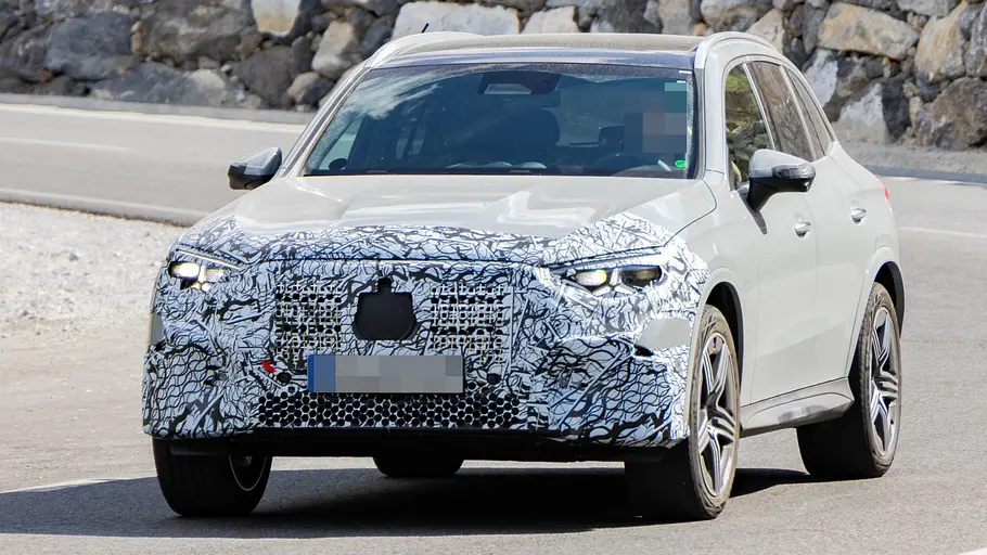 Erlkönig Mercedes GLC Facelift Erlkönig des Mercedes GLC Facelift, fotografiert von schräg vorne.
