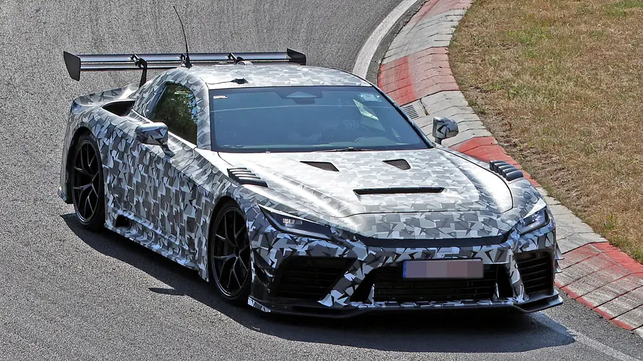 Erlkönig Toyota GR GT Erlkönig des Toyota GR GT3, fotografiert von schräg vorne.