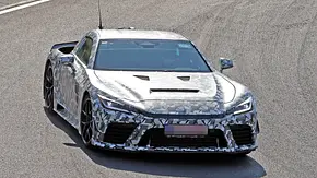 Erlkönig des Toyota GR GT, fotografiert von schräg vorne. - Foto: SH Proshots