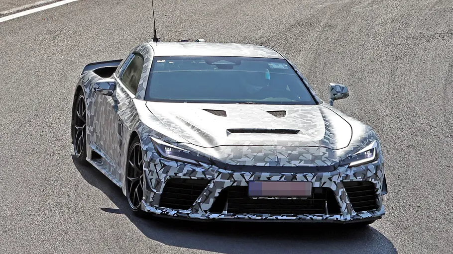 Erlkönig Toyota GR GT Erlkönig des Toyota GR GT, fotografiert von schräg vorne.