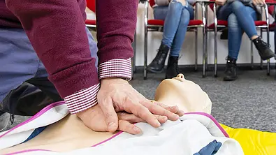 Erste-Hilfe-Kurs (Führerschein): Erste Hilfe Maßnahme als Übung - Foto: Imago