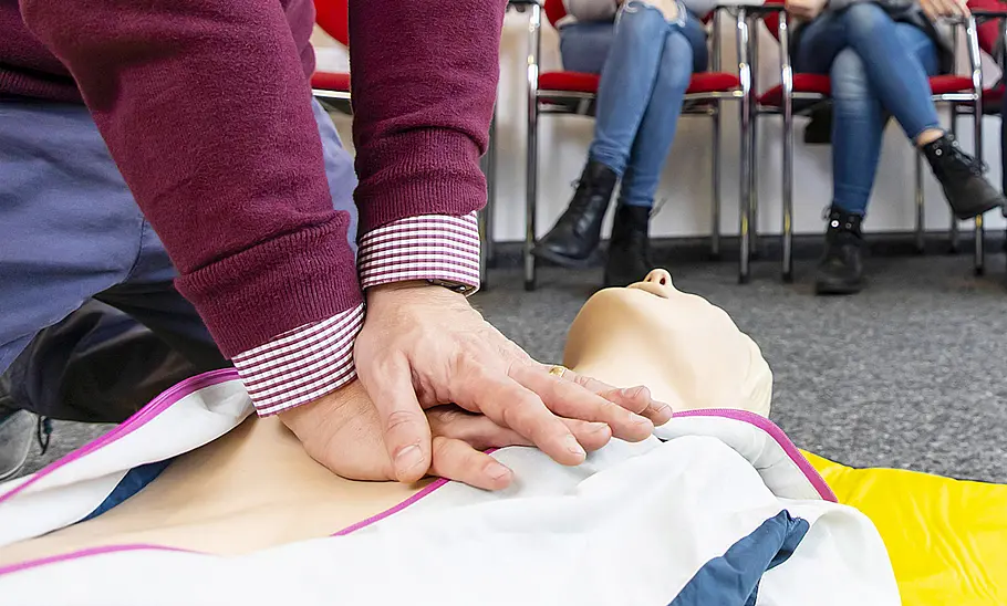 Erste-Hilfe-Kurs (Führerschein): Erste Hilfe Maßnahme als Übung