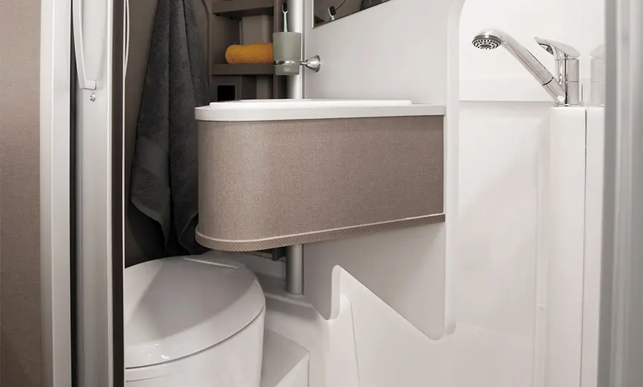 Die Innenaufnahme zeigt die Dusche im Etrusco CV 600 DB+ (2025).