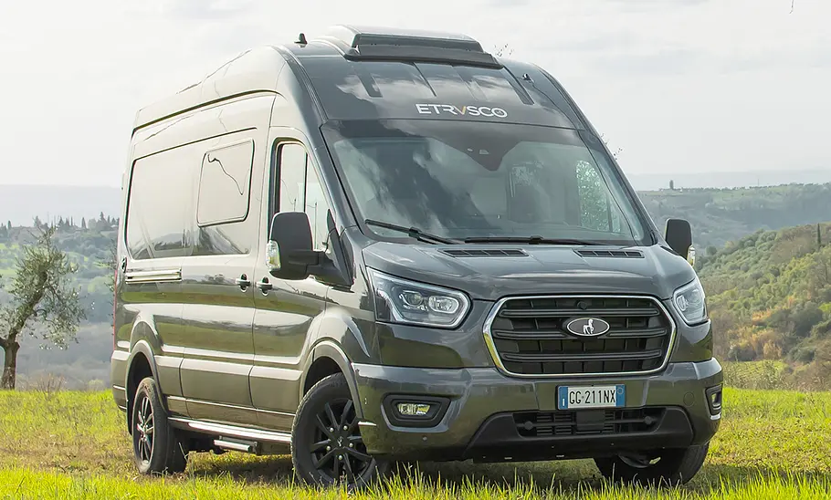 Etrusco CV 600 DF 4x4 (2024) Das Bild zeigt den stehenden Etrusco CV 600 DF 4x4 (2024) in der Außenansicht von schräg vorne.