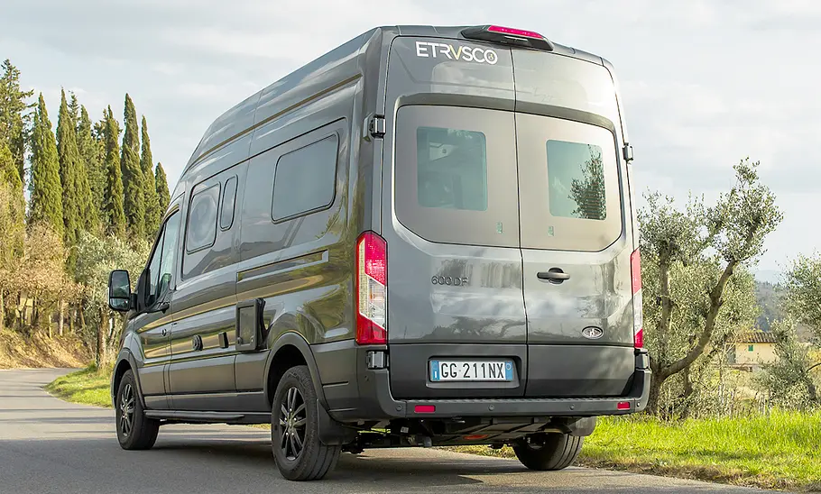 Etrusco CV 600 DF 4x4 (2024) Das Bild zeigt den stehenden Etrusco CV 600 DF 4x4 (2024) in der Außenansicht von schräg hinten.