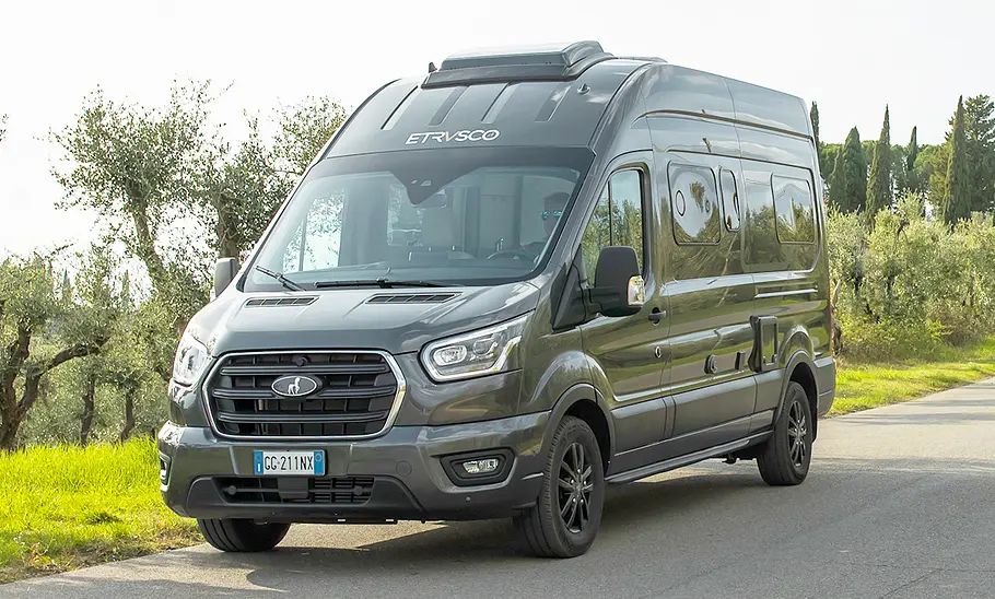 Etrusco CV 600 DF 4x4 (2024) Etrusco CV 600 DF 4x4 (2024); Außenansicht von schräg vorne vom stehenden Van.