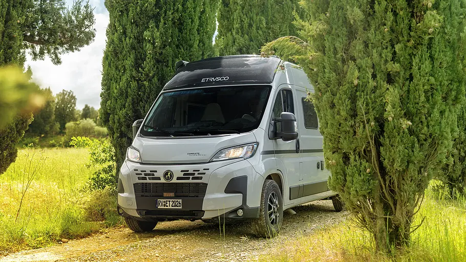 Etrusco CV 640 PB+ Der Etrusco CV 640 PB+ statisch von schräg vorne links, zur Hälfte hinter einer Zypresse versteckt.