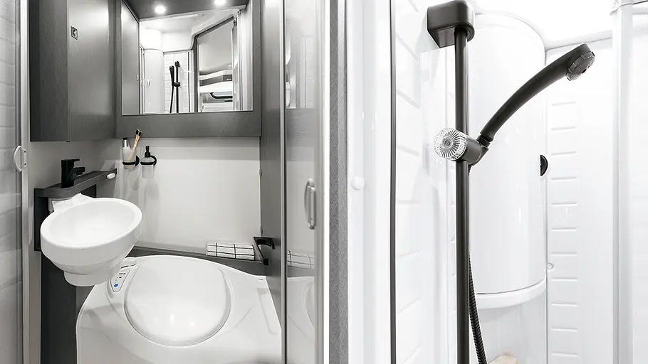 Die Collage zeigt das Badezimmer des Etrusco T 5900 FB: Links das WC samt Waschbecken, rechts die Duschbrause.