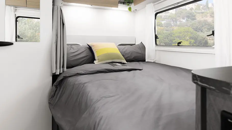 Blick auf das französische Heckbett des Etrusco T 5900 FB von schräg hinten links.