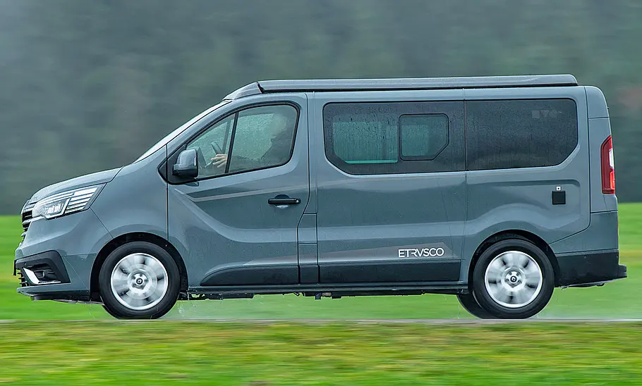 Der Etrusco UC 5.0 XR Complete Selection fahrend von der Seite