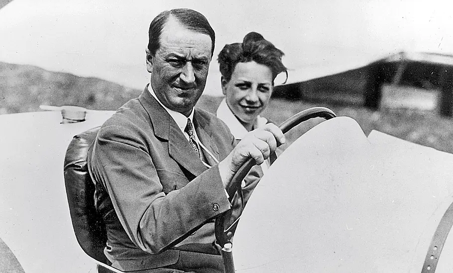 Ettore und Jean Bugatti in einem Bugatti sitzend