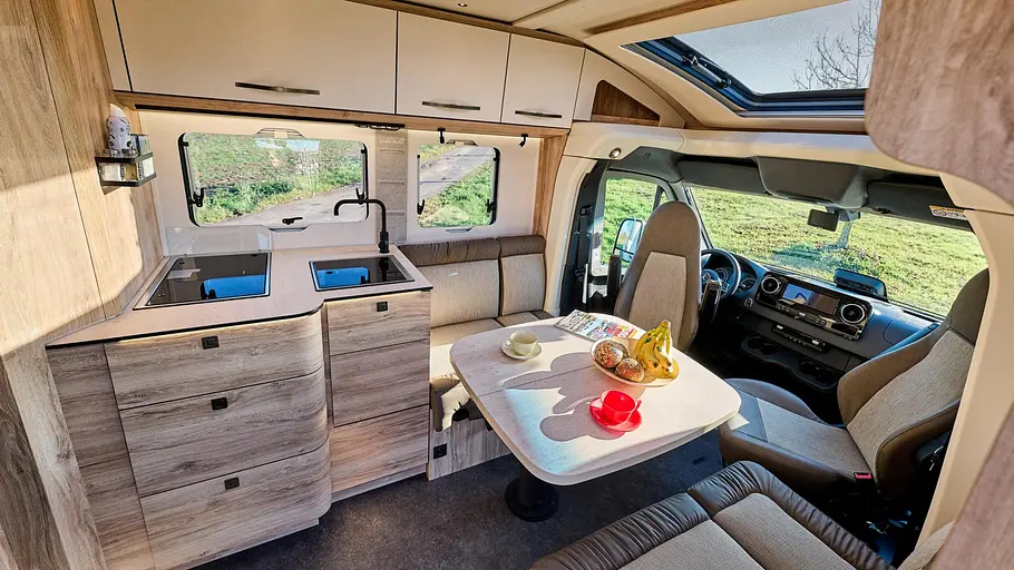 Eura Mobil Profila T Freestyle 726 EF (2026) Die Innenaufnahme zeigt den Wohnraum des Eura Mobil Profila T Freestyle 725 EF (2026)