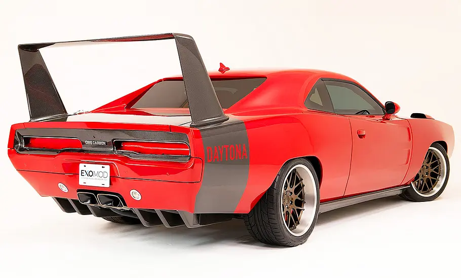 Der Exomod D69 Carbon Daytona stehend von schräg hinten.