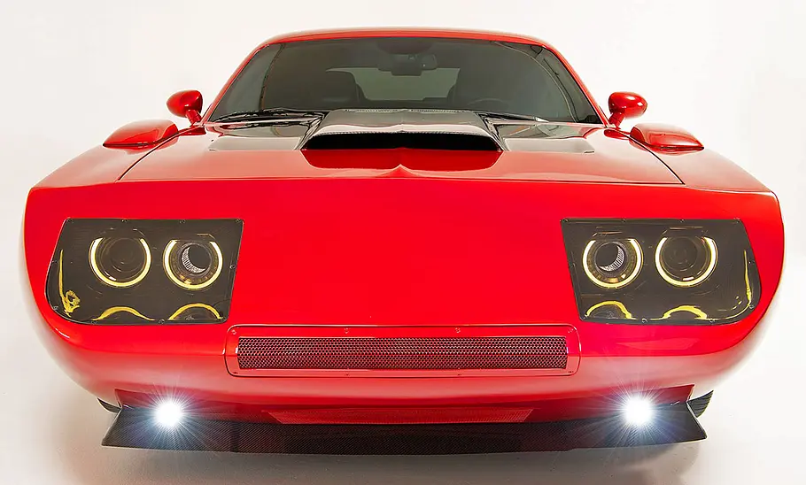 Der Exomod D69 Carbon Daytona stehend von vorne.