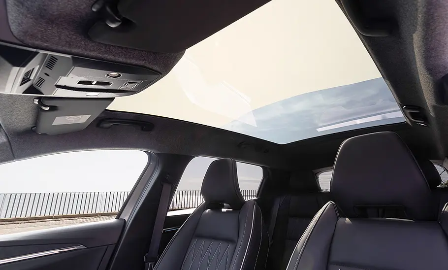 Mitsubishi Eclipse Cross (2026) Das elektrochrome Panoramadach des Mitsubishi Eclipse Cross (2026) ist zu sehen.