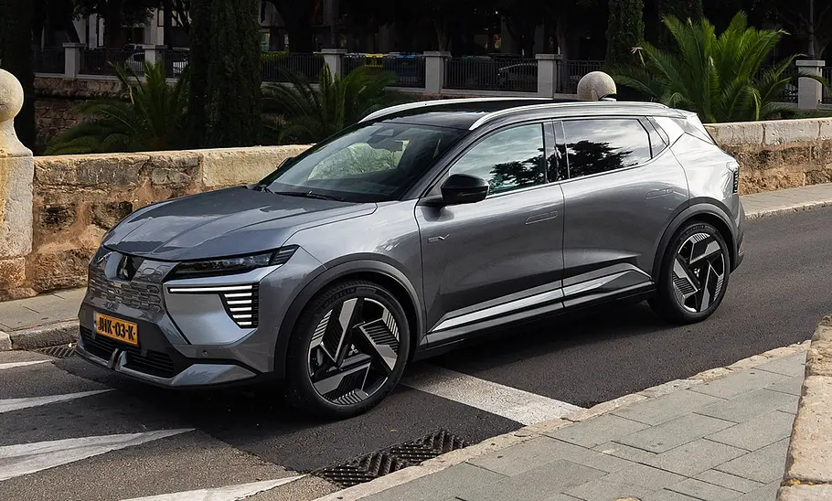 Mitsubishi Eclipse Cross (2026) Der Mitsubishi Eclipse Cross (2026) steht vor einem Zebrastreifen und wurde von vorne schräg fotografiert.