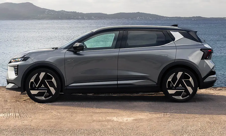 Mitsubishi Eclipse Cross (2026) Der Mitsubishi Eclipse Cross (2026) steht auf einem Steinsteg und wurde von seitlich fotografiert.